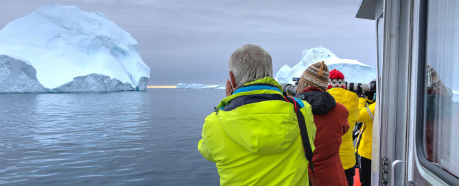 fotoreise Grönland, Fotografen am Boot in der Disko Bucht, Eisberge