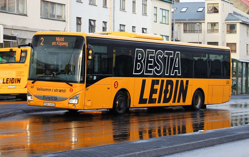 Strætó Busse sind an der gelben Farbe zu erkennen. Foto (c) NAC Wikipedia commons