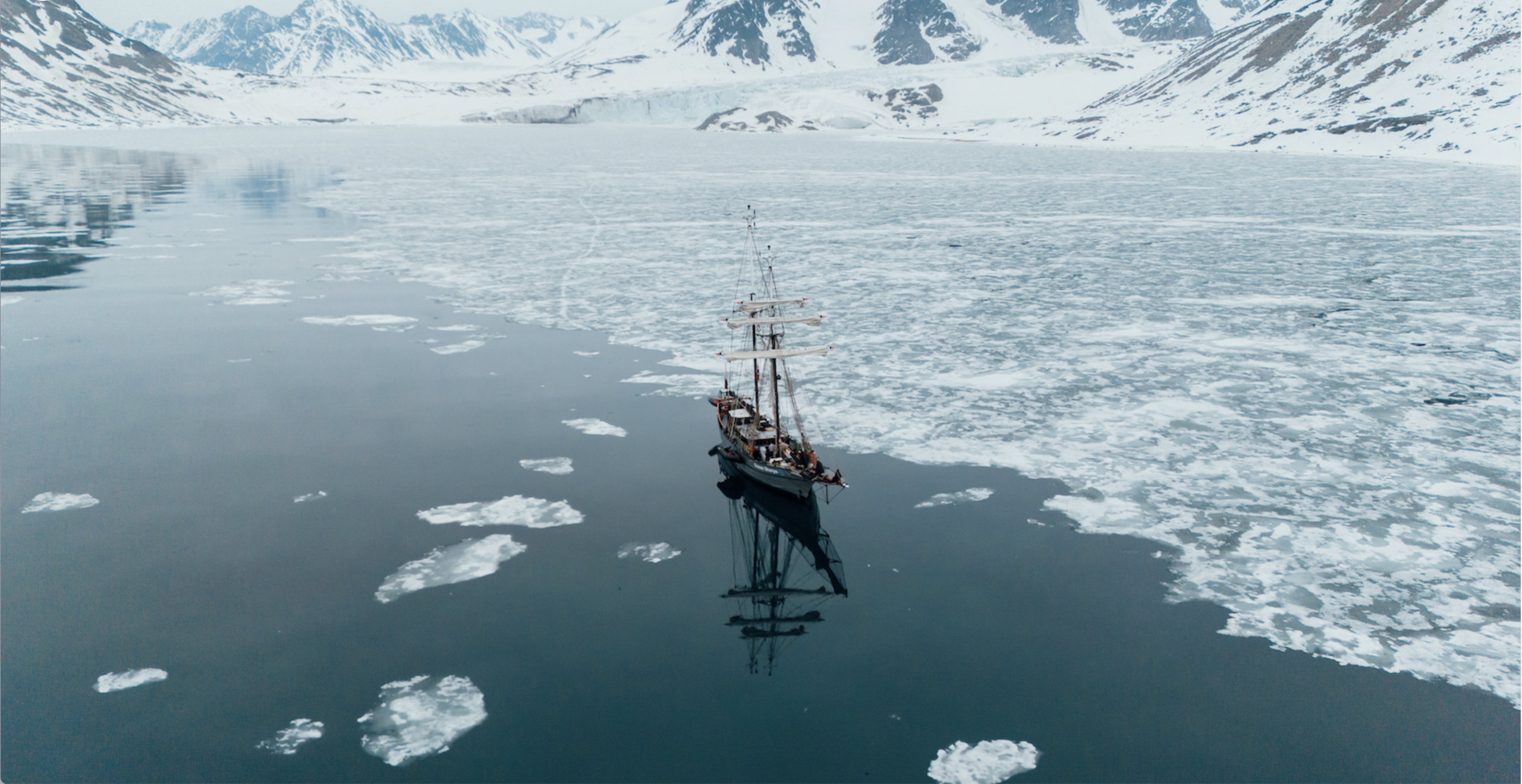 Ocean Sherpa im Scoresbysund – FotoExpedition durch das Eis Grönlands Segelschiff Ocean Sherpa im Eis des Scoresbysund in Ostgrönland
