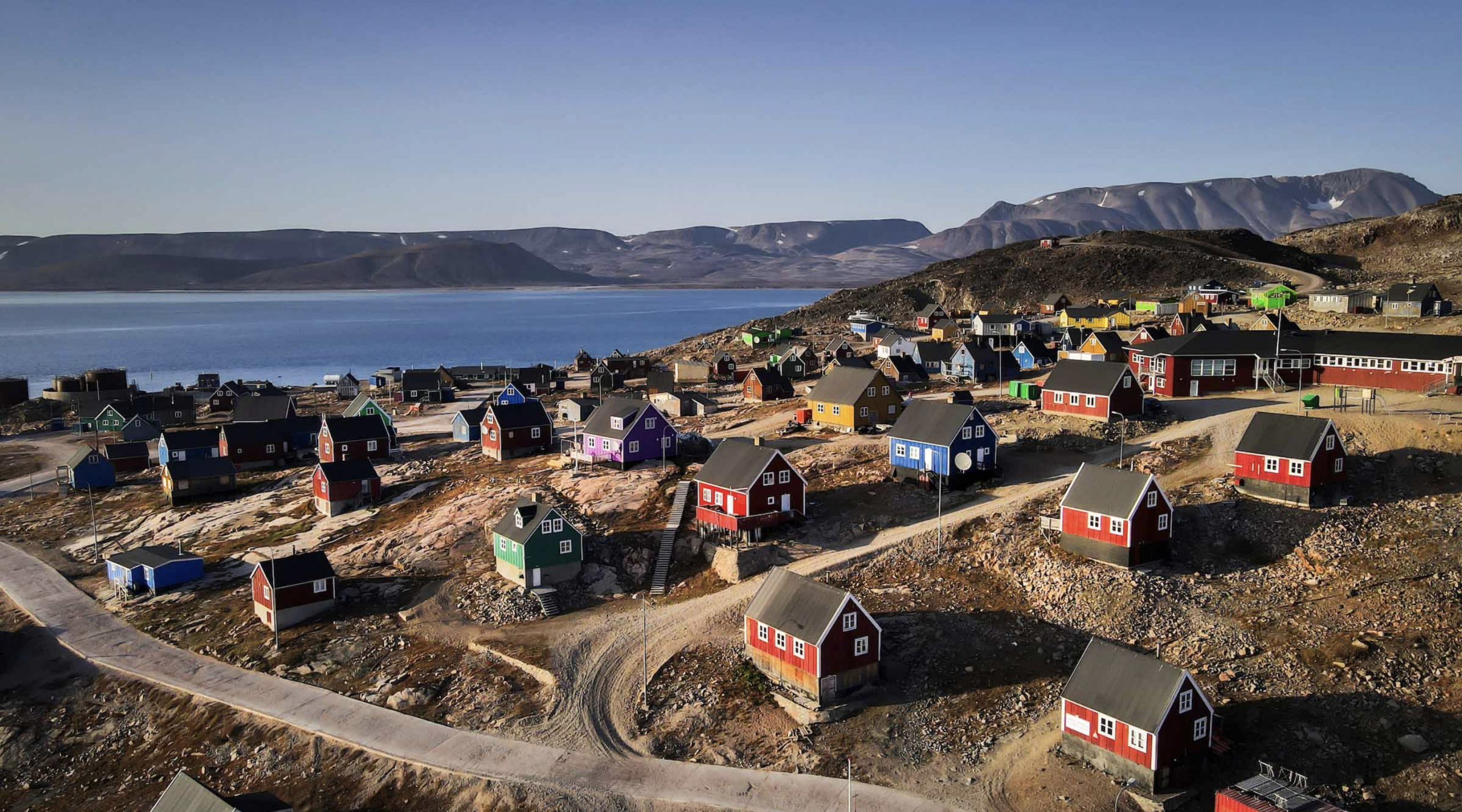 Ittoqqortoormiit – die entlegenste Siedlung Ostgrönlands Bunte Holzhäuser von Ittoqqortoormiit am Eingang des Scoresbysund