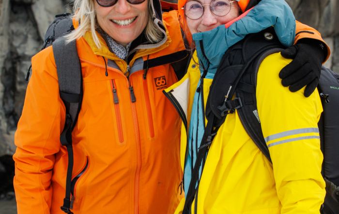 Radmila Dier (links) mit einer Teilnehmerin auf der Fotoreise Island Nord – Herbst in Island mit Hands on Camera