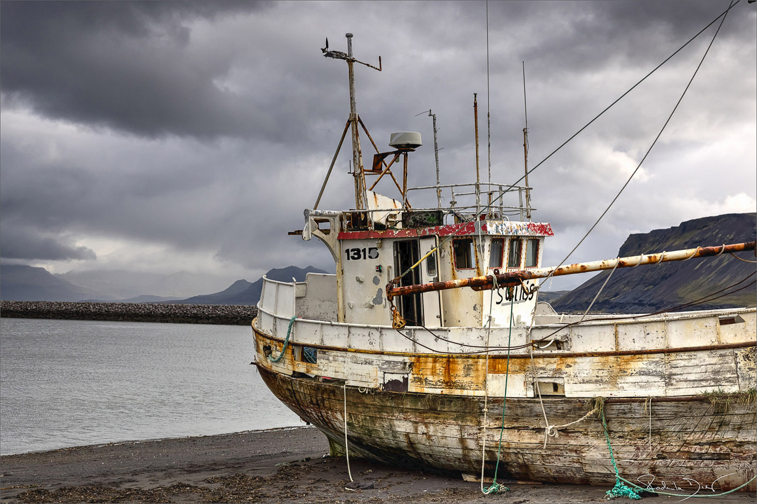 Altes Fischerboot in den Westfjorden Islands auf der Fotoreise Island Birds & Whales 2027