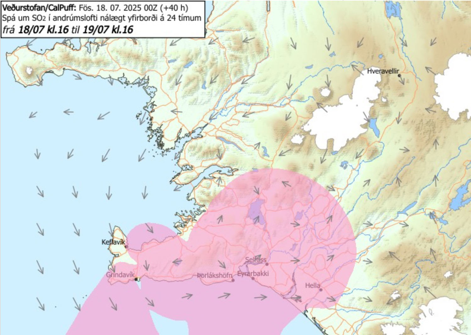 Karte der SO₂-Verteilung in Südwest-Island am 18. Juli 2025 mit rosa eingefärbten Gebieten zwischen Grindavík, Selfoss, Hella und der Südküste, inklusive Windrichtung.