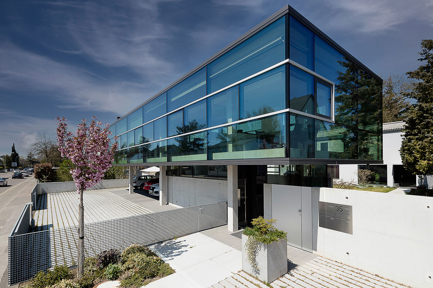 Neuer Standort in Ingolstadt Moderner Glasbau in Ingolstadt, Sitz von Hands on Camera GmbH – lichtdurchflutetes Büro und Atelier von Fotografin Radmila Dier.