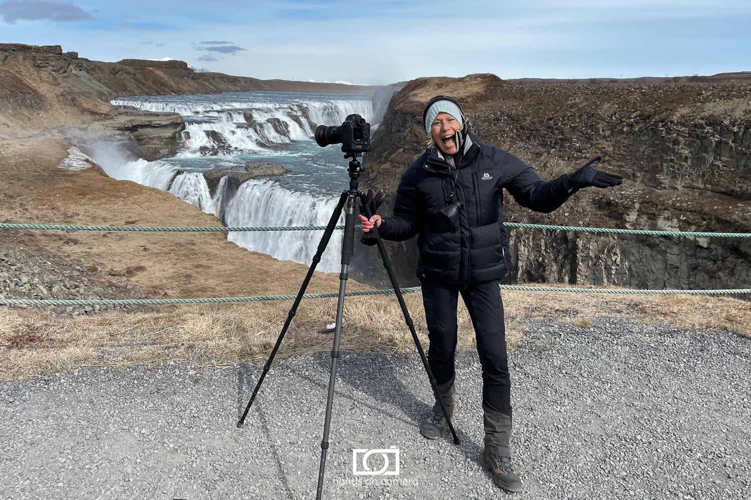 Radmila Kerl in Island, Mai 2021. Sonnenschein und ein eisiger Wind am gullfoss Wasserfall.