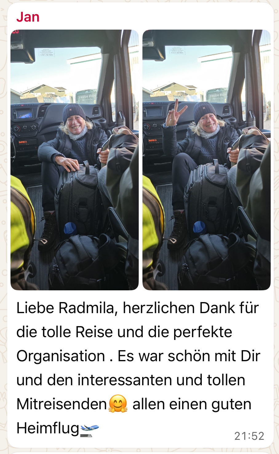 Radmila Dier lächelt im Shuttle zum Flughafen Ilulissat zwischen dem Reisegepäck.