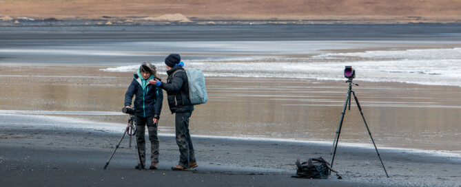 Radmila Dier mit einer Teilnehmerin im Gespräch. Island Stokksnes Vestrahorn