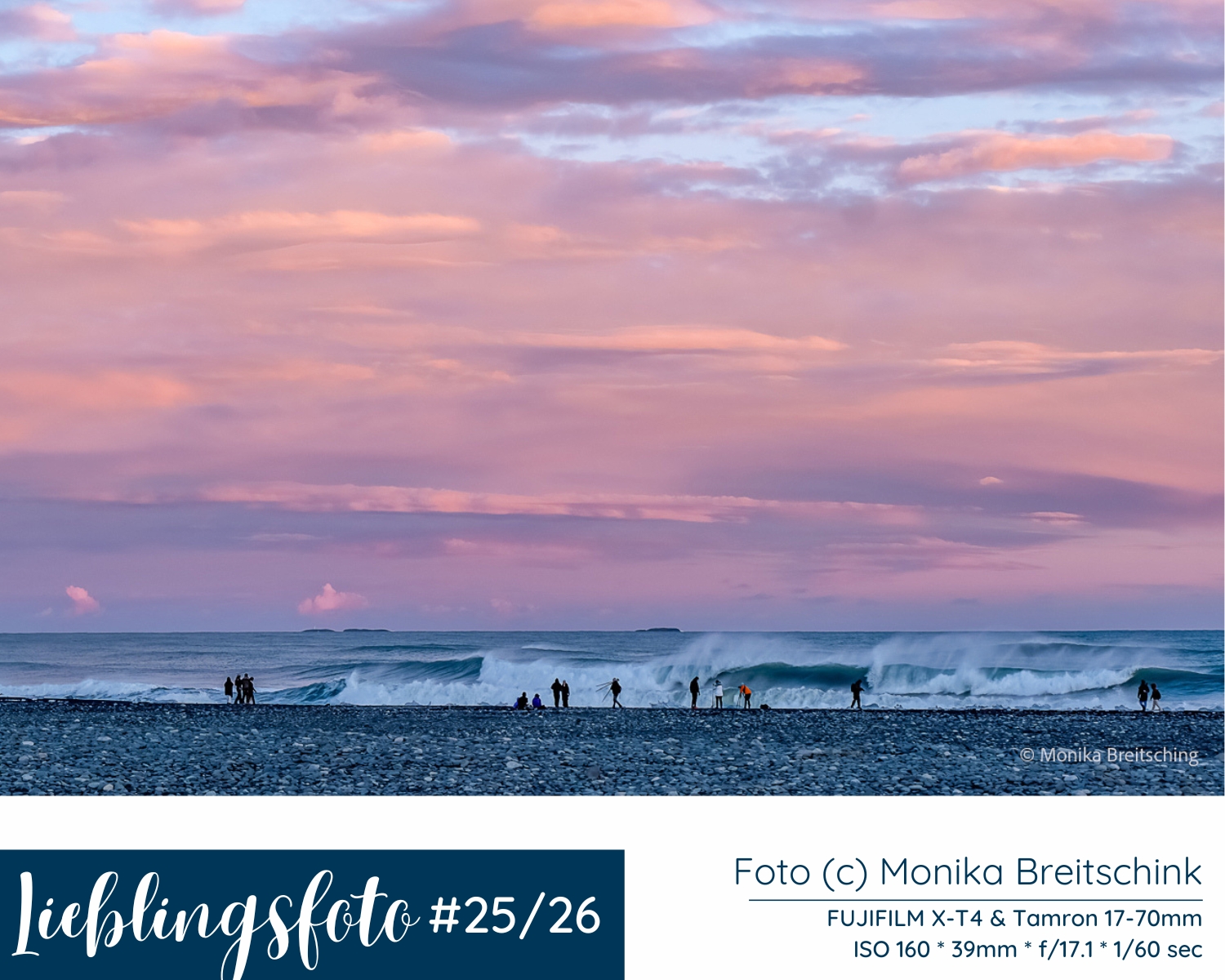 Fotografen am schwarzen Strand Reynisfjara in Island bei rosa Morgenlicht und wilder Atlantikbrandung