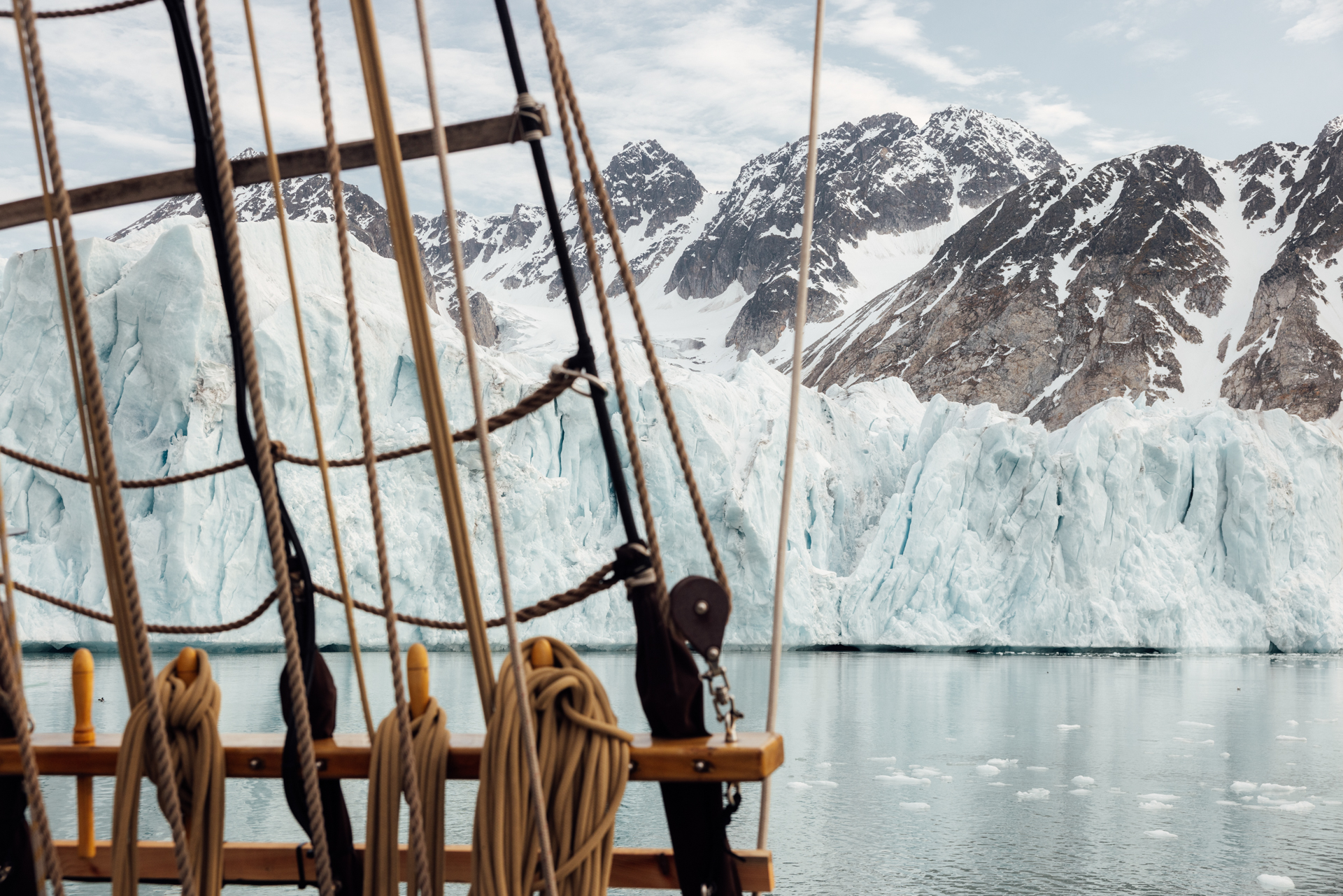 Segel-Expedition im Scoresbysund – Gletscherlandschaft Ostgrönlands © Erica Connolly Historisches Segelschiff vor blauem Gletscher im Scoresbysund in Ostgrönland