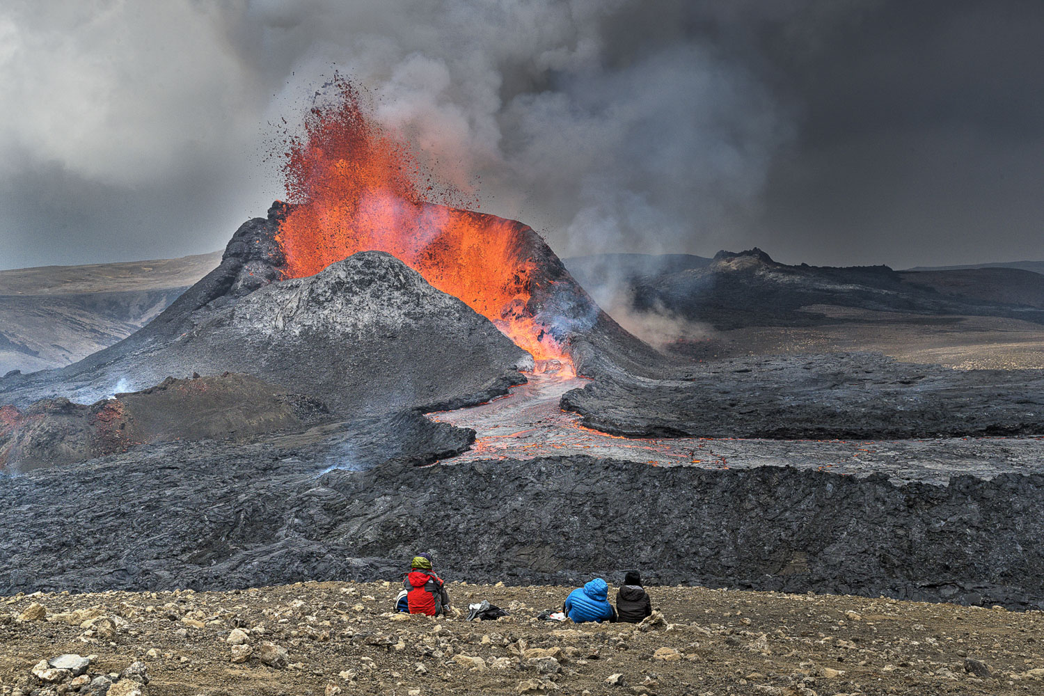 Aktiver Vulkan in Island – Drohnenregeln und Flugverbotszonen beachten Aktiver Vulkan in Island mit Lavafontäne, Rauchwolken und Besuchern als Hinweis auf Drohnenregeln und Flugverbotszonen