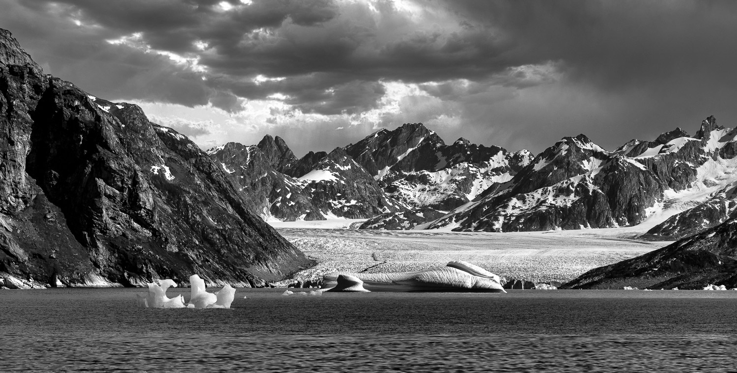 Gletscherlandschaft am Ammassalik-Fjord Gletscher und Eisberge in der dramatischen Berglandschaft des Ammassalik-Fjords in Ostgrönland Foto: Radmila Dier