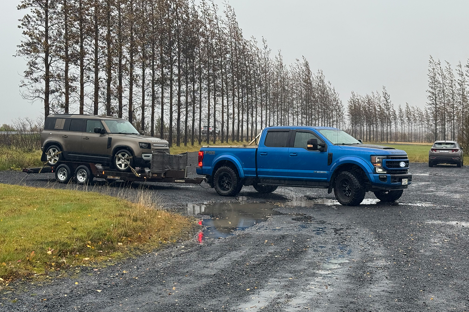 Ein Pickups schleppt einen Defender ab.