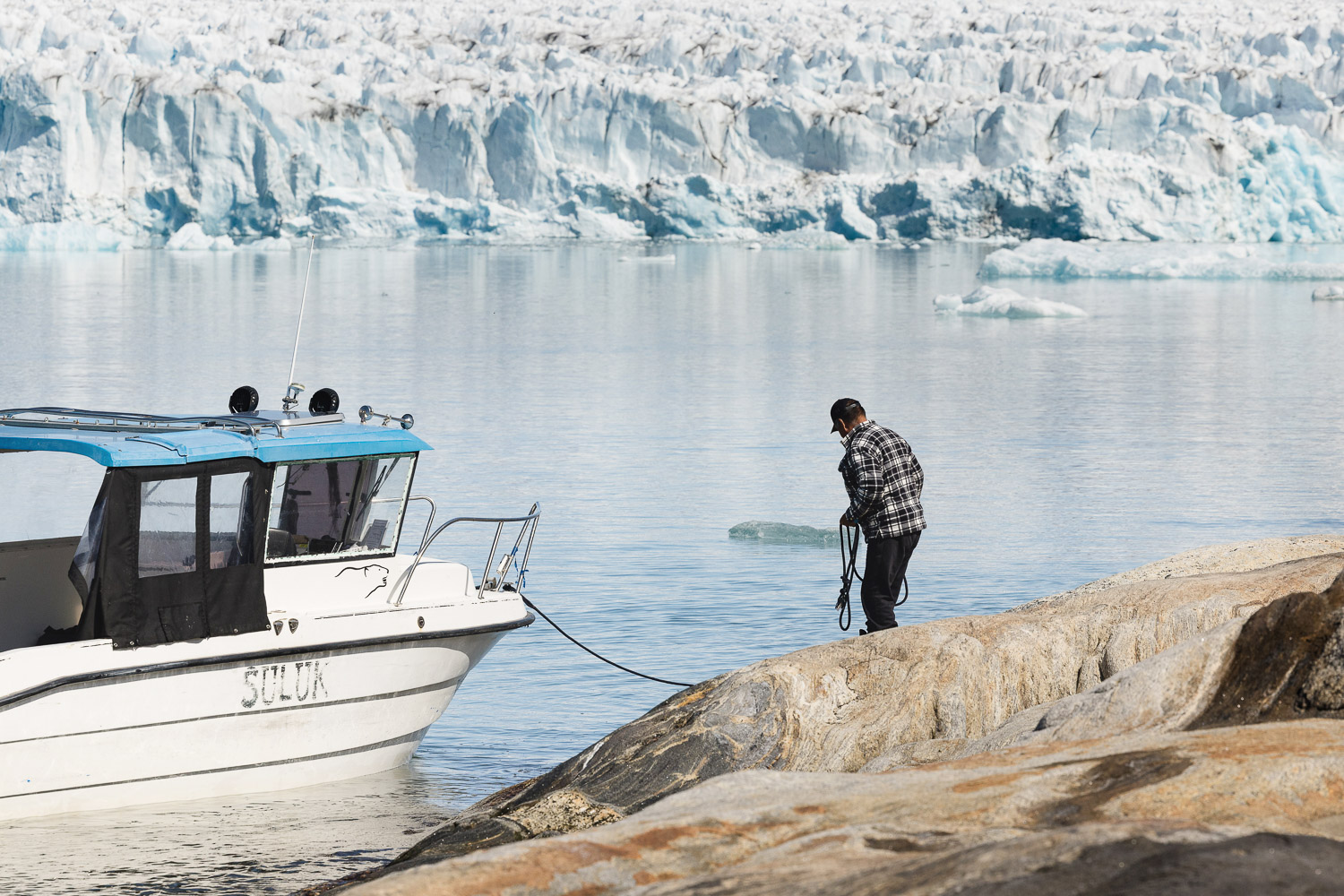 Mit dem Boot zum Gletscher in Ostgrönland Boot vor einer mächtigen Gletscherfront in Ostgrönland