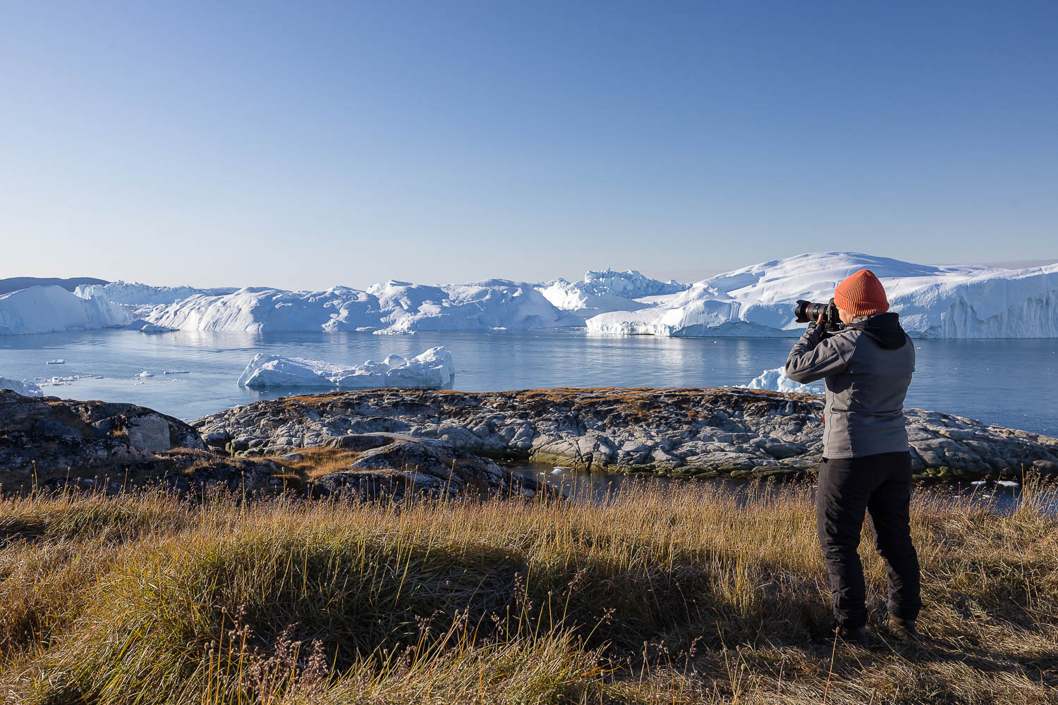 Fotografin auf einer Grönland-Fotoreise vor Eisbergen in der Diskobucht
