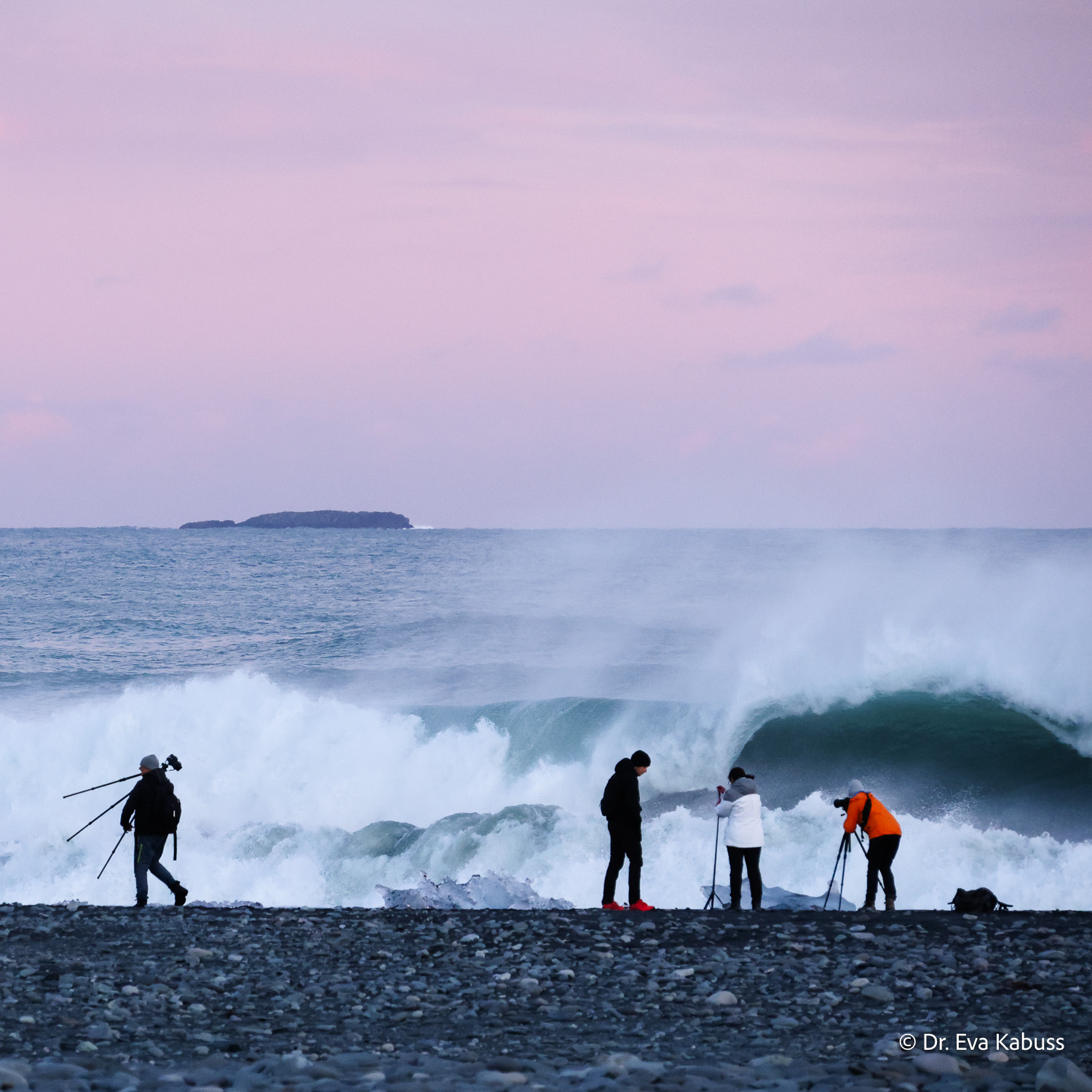 Fotoreise am Diamond Beach in Island Teilnehmer einer Fotoreise fotografieren die starke Brandung am Diamond Beach in Island bei pastellfarbenem Abendhimmel