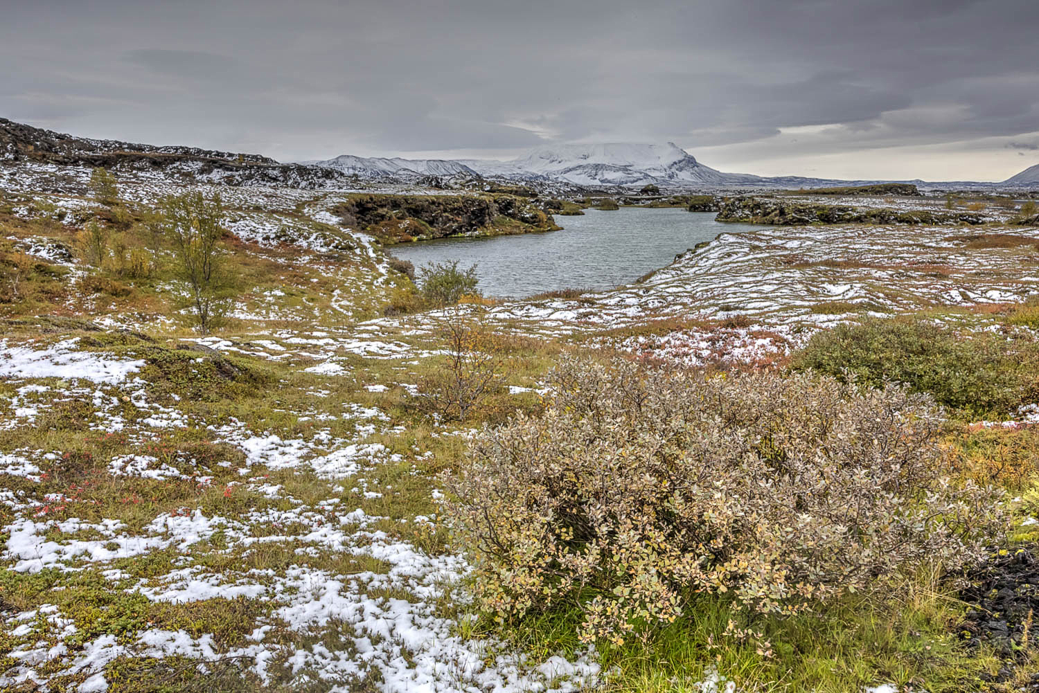 Herbstliche Landschaft am Mývatn in Nordisland mit erstem Schnee, Lavafeldern und stillen Ebenen – Heimat der isländischen Yule Lads