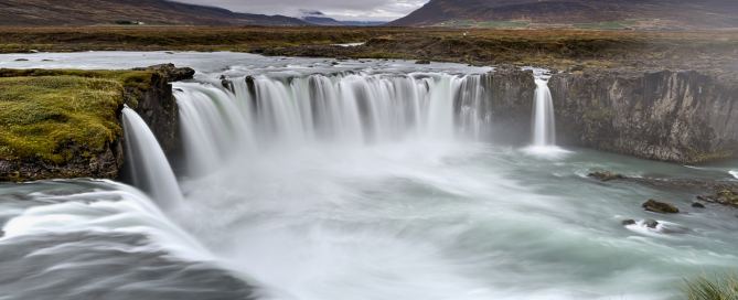 Goðafoss Wasserfall in Nordisland mit Langzeitbelichtung und Gischt – Fotoreise Island Norden