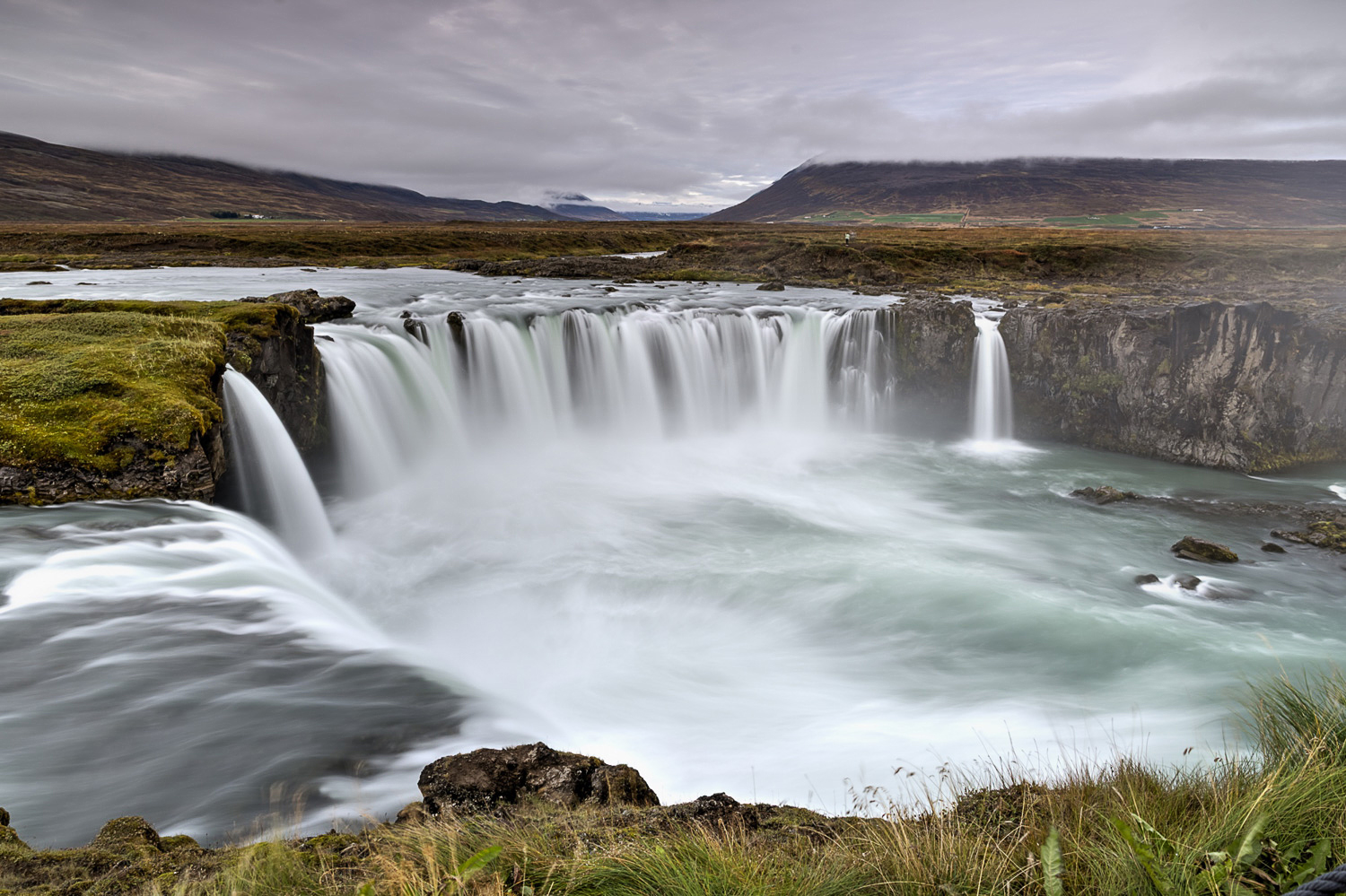 Goðafoss Wasserfall in Nordisland mit Langzeitbelichtung und Gischt – Fotoreise Island Norden