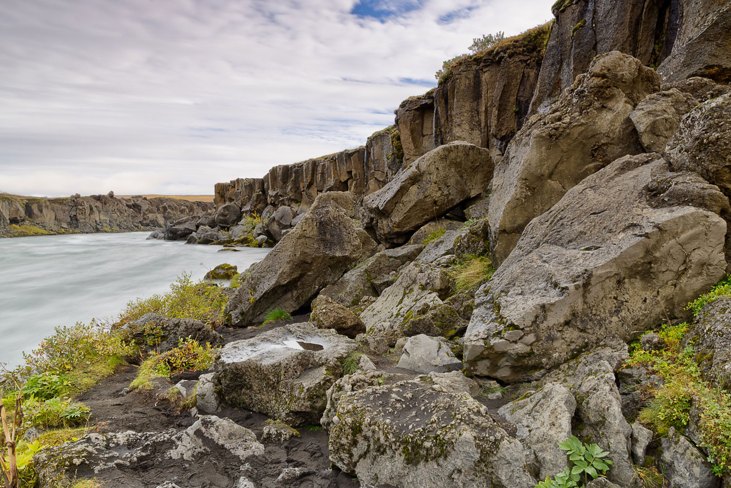 Felsiger Uferbereich am Ablauf des Skjálfandafljót unterhalb des Goðafoss – Lavafelsen und Flusslandschaft in Nordisland, Fotoreise Island