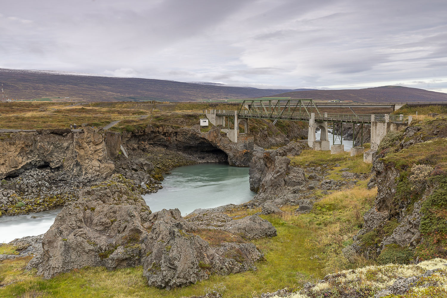 Ablauf des Skjálfandafljót unterhalb des Goðafoss in Nordisland – türkisfarbener Fluss in Lavafels-Schlucht, Fotoreise Island