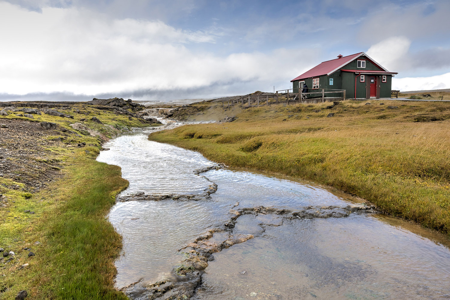 Hveravellir Hochland – Schutzhütte am warmen Bach in karger Lava-Landschaft