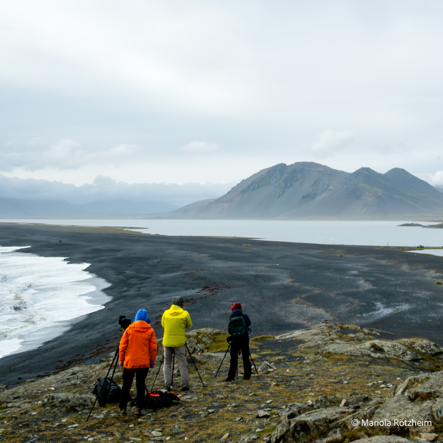 Fotoreise am Vestrahorn in Island Fotografen am Vestrahorn in Island mit Blick auf schwarzen Strand, Küste und Berge