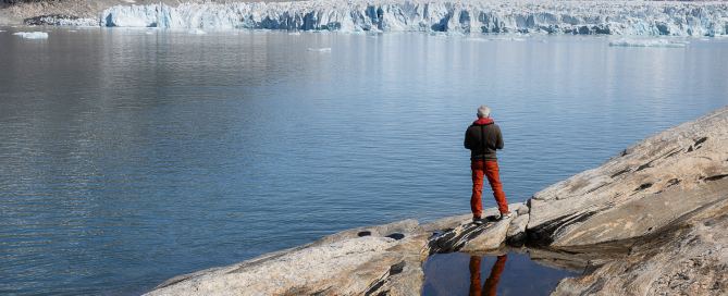 Fotograf vor dem Knud-Rasmussen-Gletscher auf einer Fotoreise durch Ostgrönland