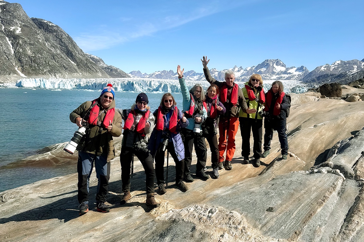 Unsere Fotogruppe in Ostgrönland Fotogruppe mit Reiseleiterin Radmila Dier vor einer mächtigen Gletscherfront in Ostgrönland