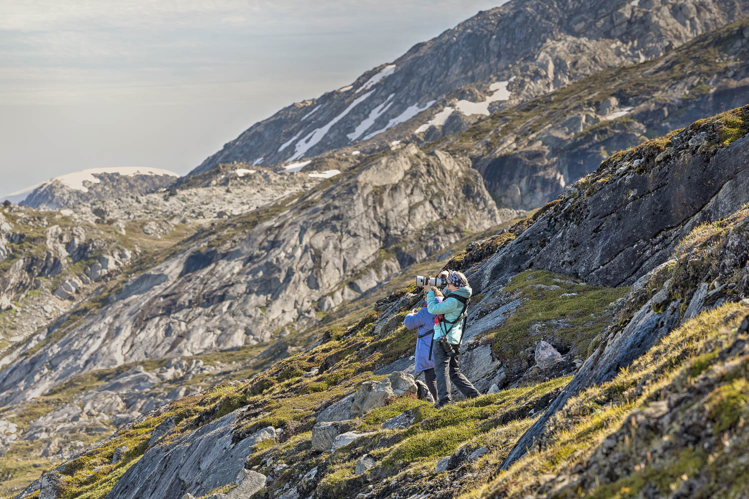 Fotografieren am Rasmussen-Gletscher Teilnehmer einer Fotoreise beim Fotografieren am Rasmussen-Gletscher in Ostgrönland
