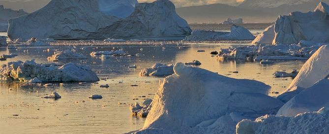 Eisberge in der Diskobucht bei Sonnenuntergang während der Fotoreise Grönland im September 2025