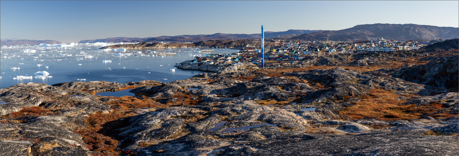 Panoramablick auf Ilulissat mit Eisbergen im Ilulissat Eisfjord und herbstlicher Tundralandschaft während einer Fotoreise nach Grönland
