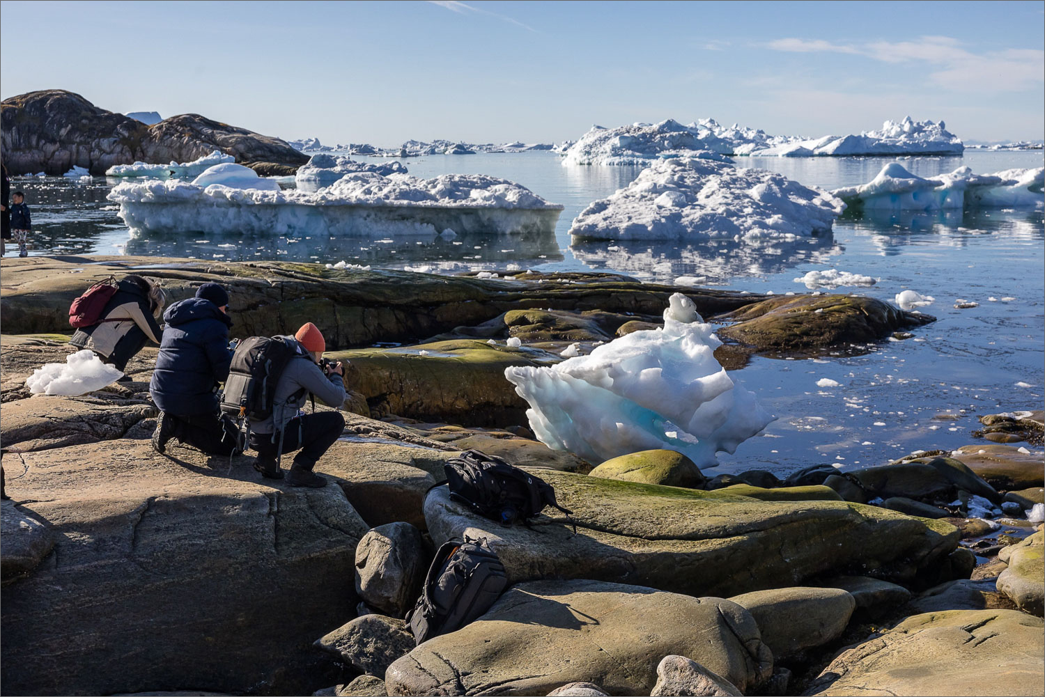 Fotografen am Ufer des Ilulissat Eisfjords fotografieren Eisberge während einer Fotoreise nach Grönland