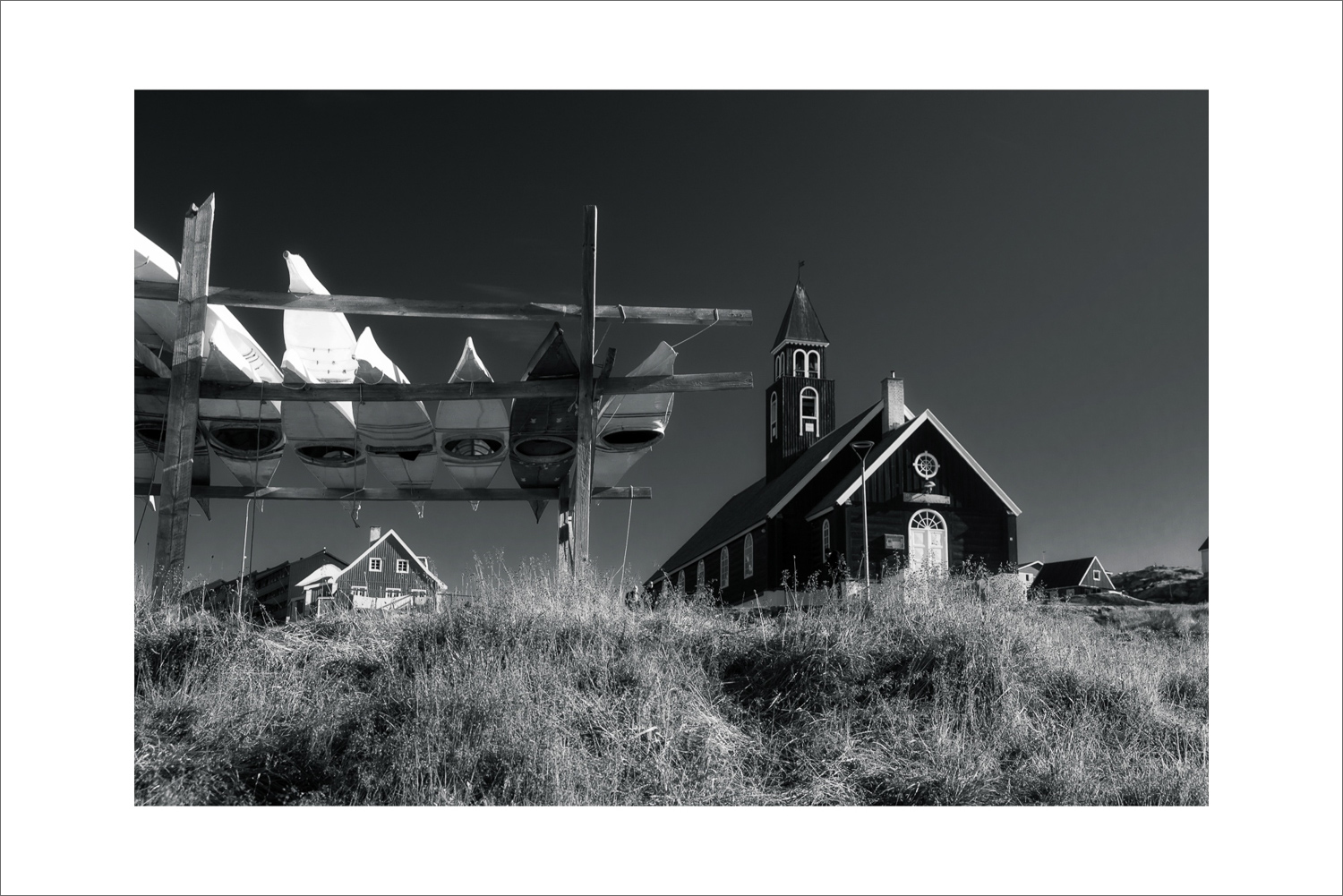Kirche von Ilulissat mit Booten in Schwarzweiß während einer Fotoreise nach Grönland