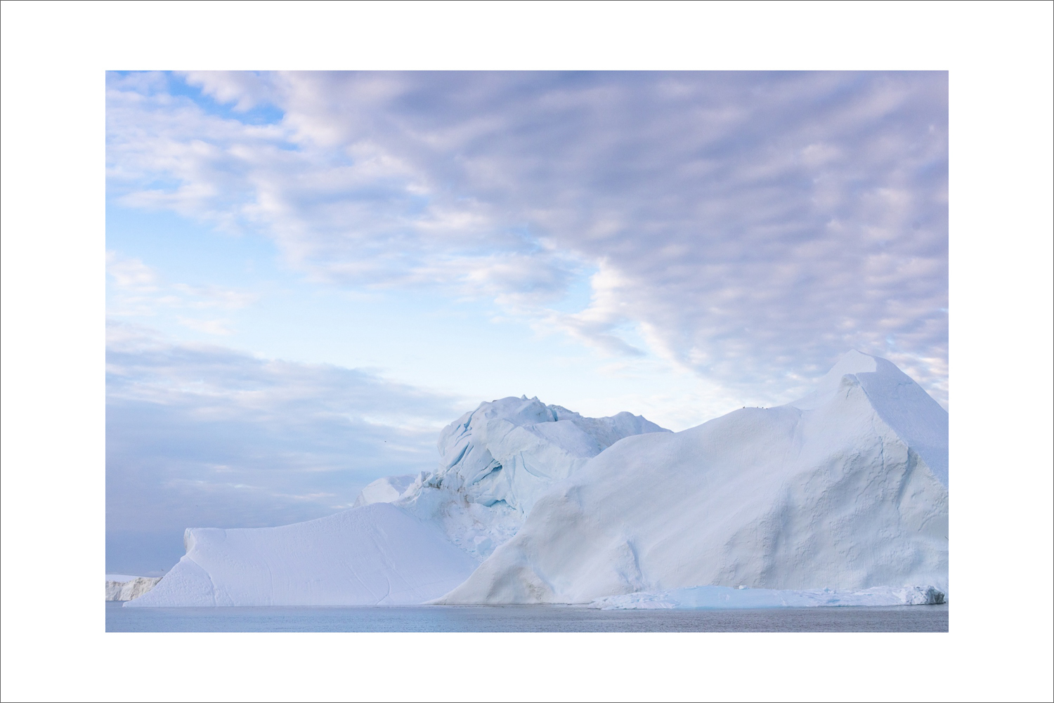Riesiger Eisberg in der Diskobucht während der Bootsfahrt zum Eqi-Gletscher auf einer Fotoreise nach Grönland