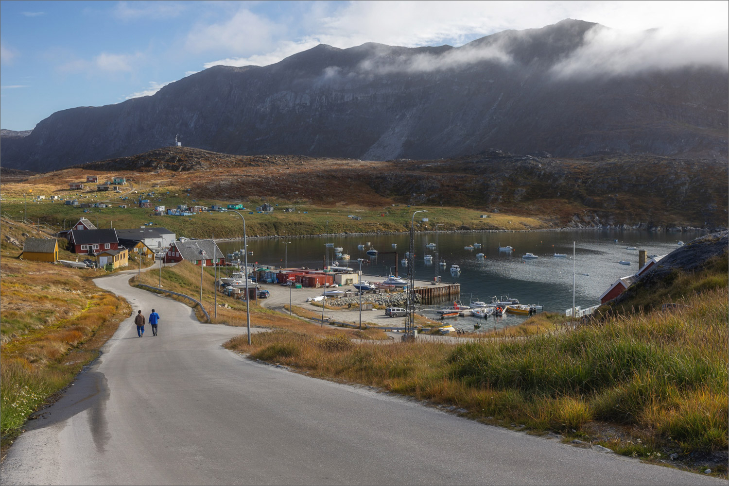 Qasigiannguit an der Diskobucht mit bunten Häusern, kleinem Hafen und umliegender Fjordlandschaft in Westgrönland