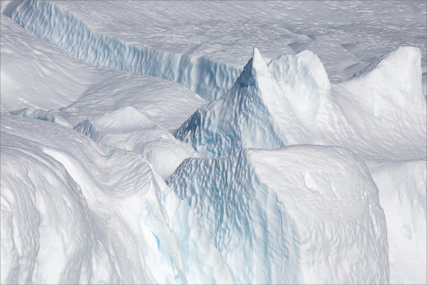 Detailaufnahme eines Eisbergs mit feinen Strukturen und bläulichen Eisschichten in der Diskobucht bei Ilulissat, Westgrönland.