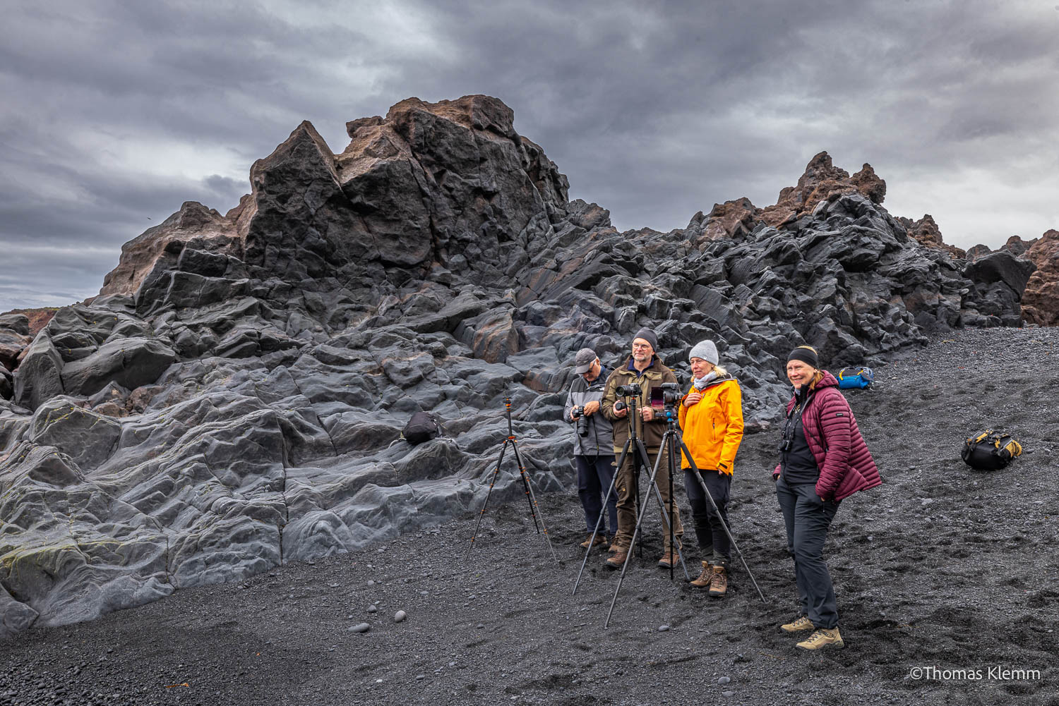 Fotoreise Island mit Radmila Dier Radmila Dier mit Teilnehmern beim Fotografieren an der isländischen Küste