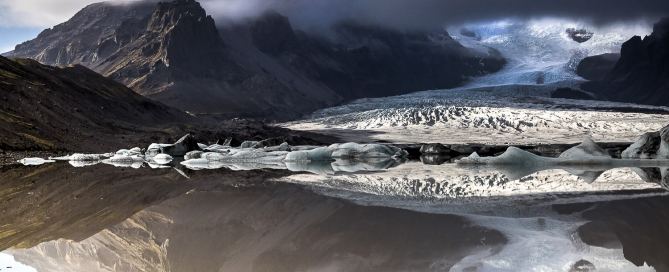 Dramatische Gletscherlandschaft in Island mit Spiegelung im Wasser – Coverbild zum EU AI Act für Fotografen Foto: Radmila Dier