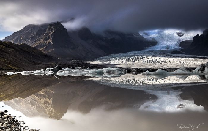 Dramatische Gletscherlandschaft in Island mit Spiegelung im Wasser – Coverbild zum EU AI Act für Fotografen Foto: Radmila Dier