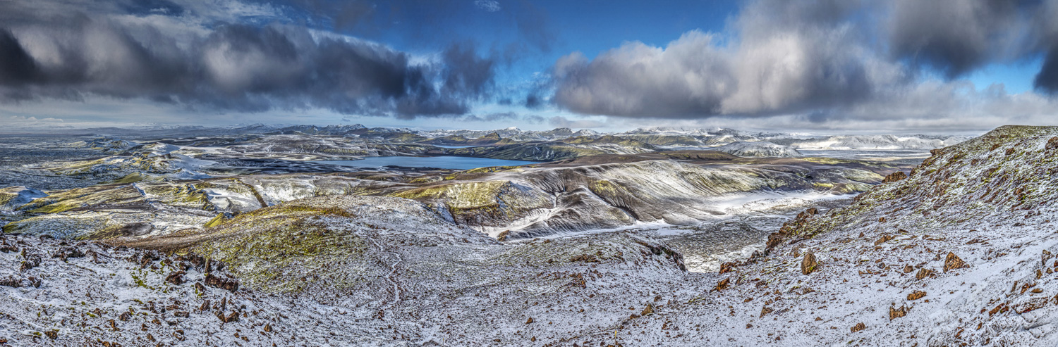 Drohnenfliegen in Island – Verantwortung zwischen Freiheit und Natur Panorama des isländischen Hochlands Laki mit frischem Schnee, Vulkanlandschaften, Seen und dramatischen Wolken über einer weiten Wildnis