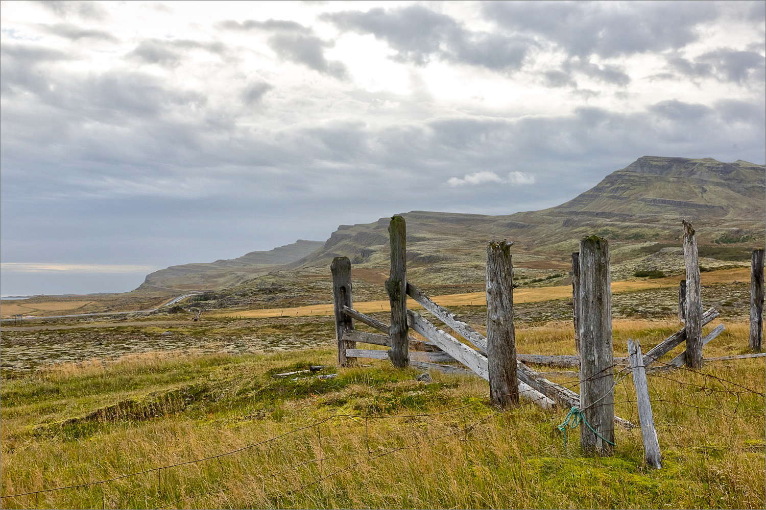 Alter verwitterter Zaun in offener Herbstlandschaft der Ostfjorde in Island
