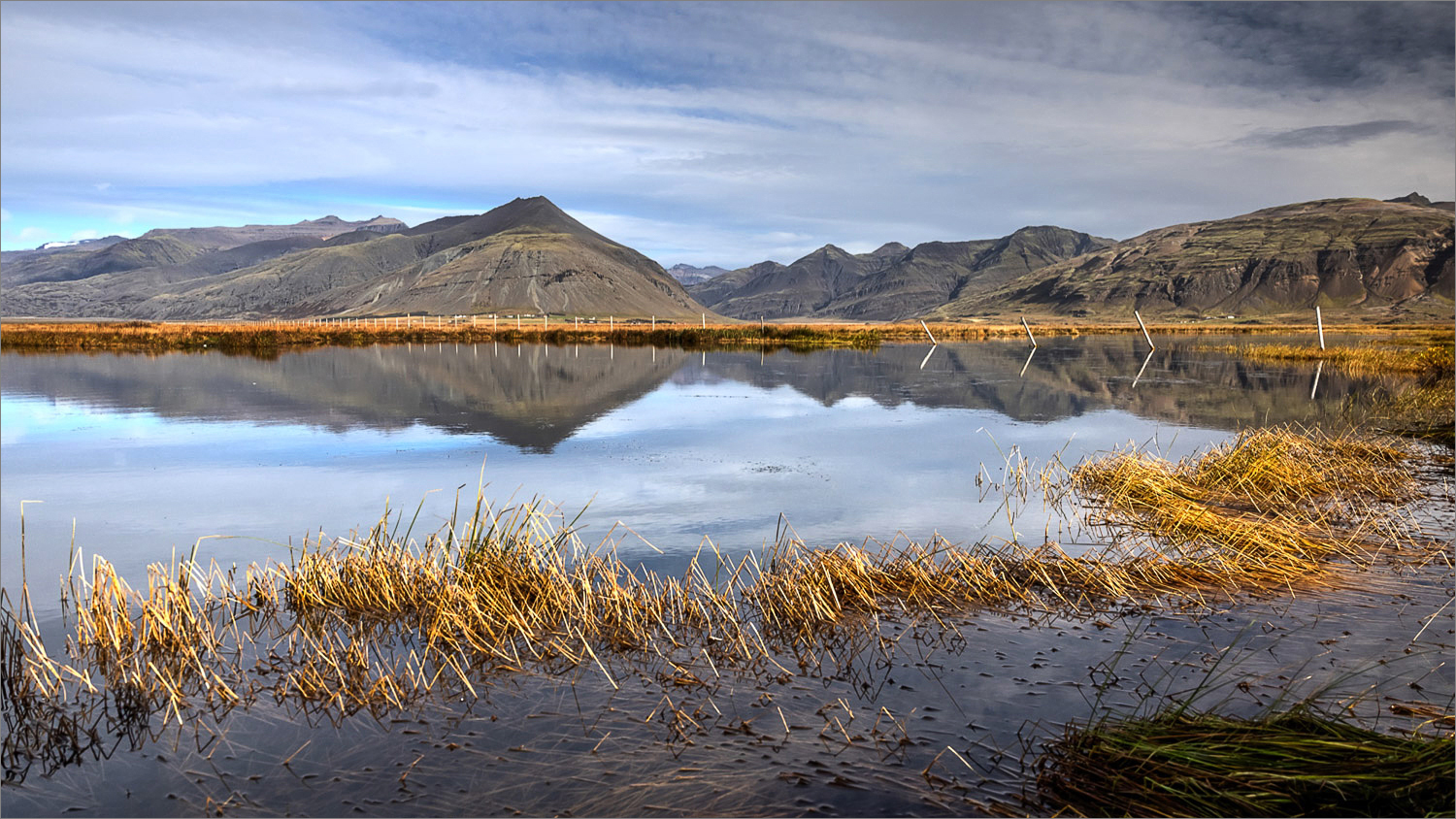 Bergspiegelung in den Ostfjorden Islands im Herbstlicht während einer Fotoreise im Oktober