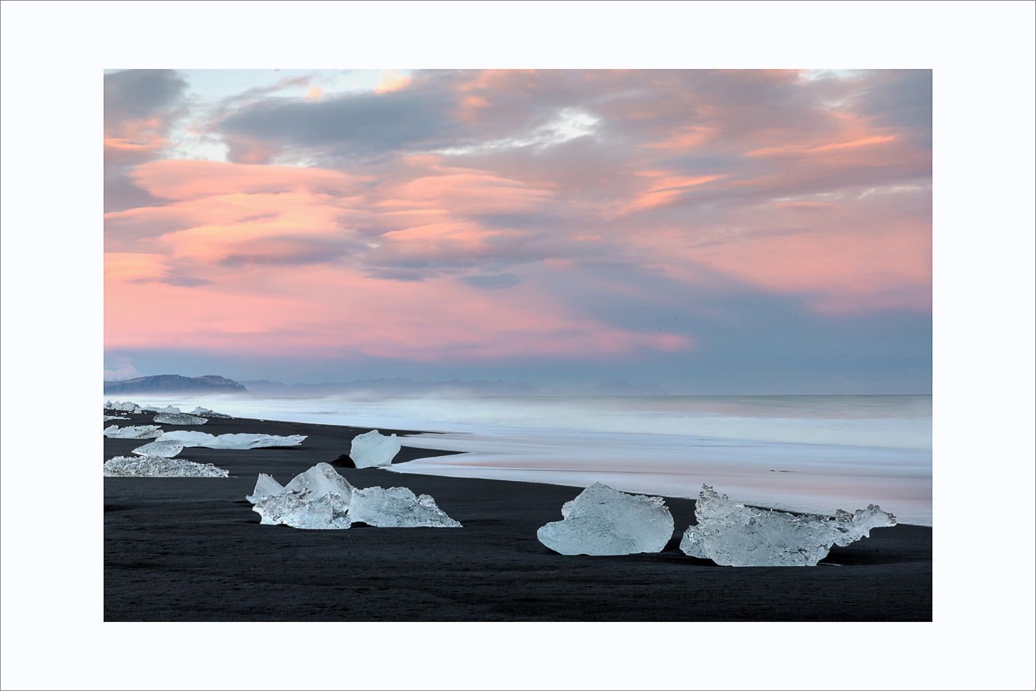 Eisblöcke am Diamond Beach in Island im Abendlicht auf schwarzem Sandstrand
