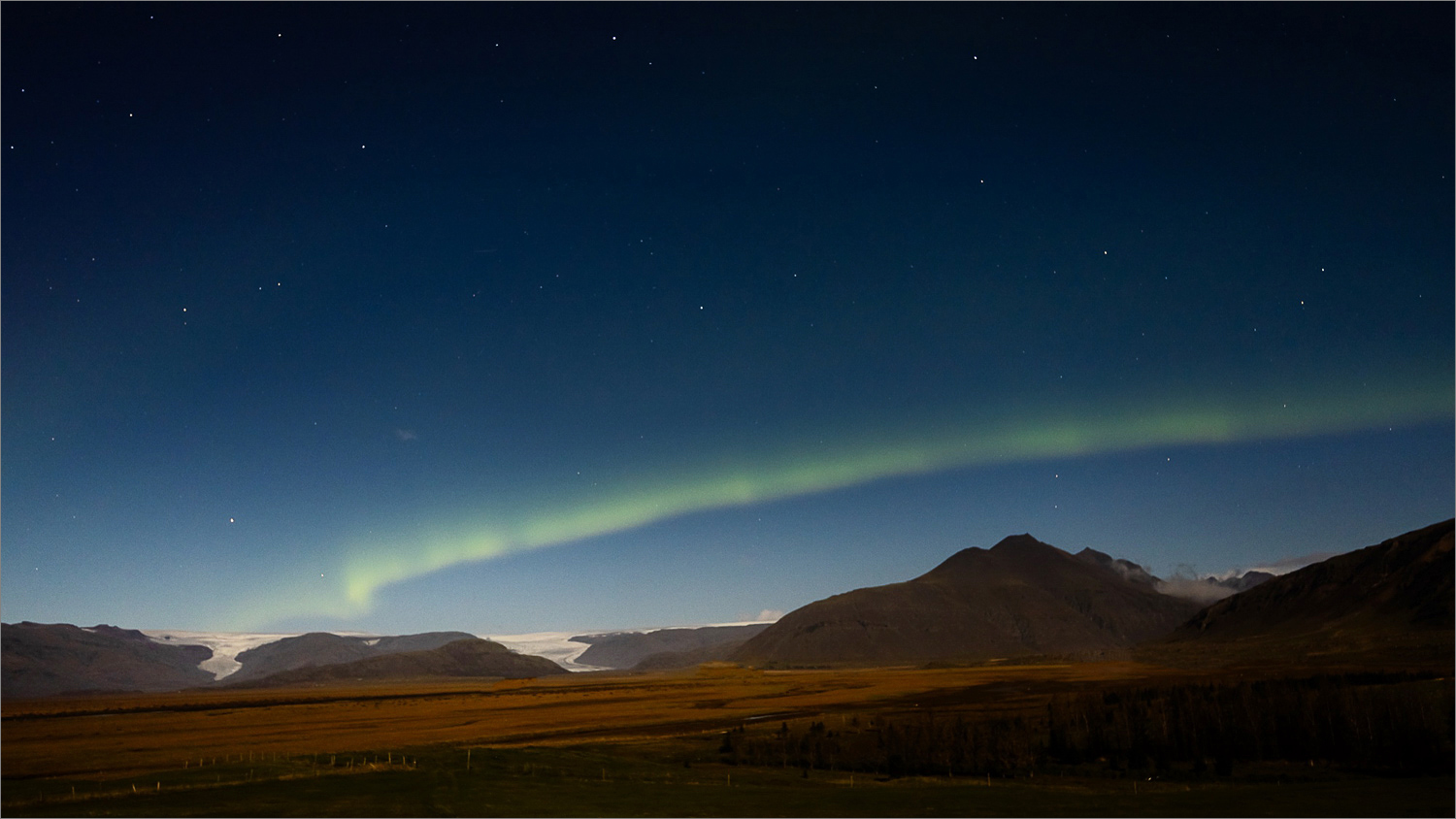 Polarlichter über einer Berglandschaft im Südosten Islands in klarer Herbstnacht