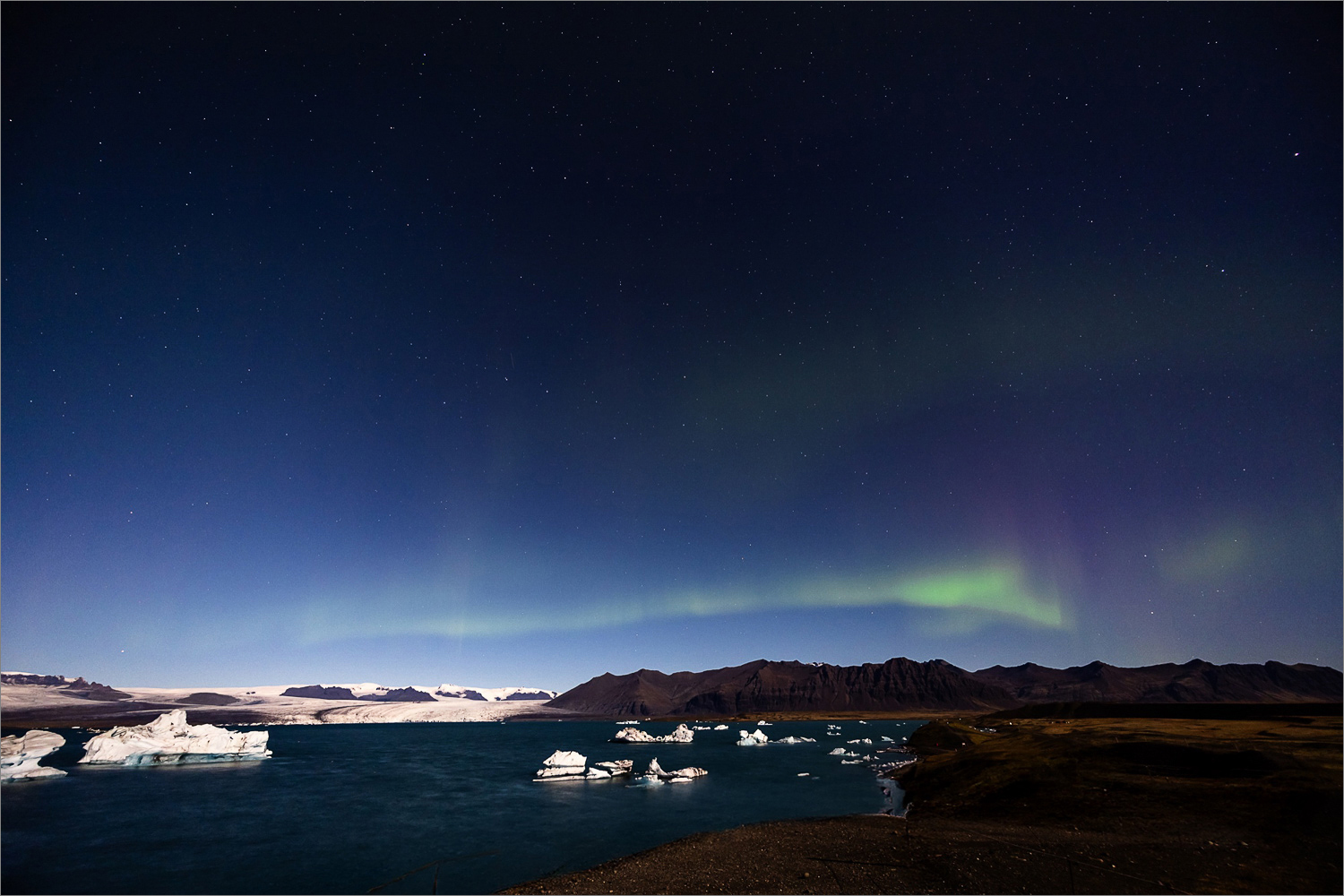 Polarlichter über der Gletscherlagune Jökulsárlón im Süden Islands bei Nacht