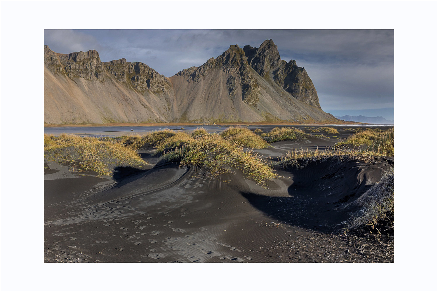 Schwarze Sanddünen bei Stokksnes im späten Nachmittagslicht vor dem Vestrahorn in Island