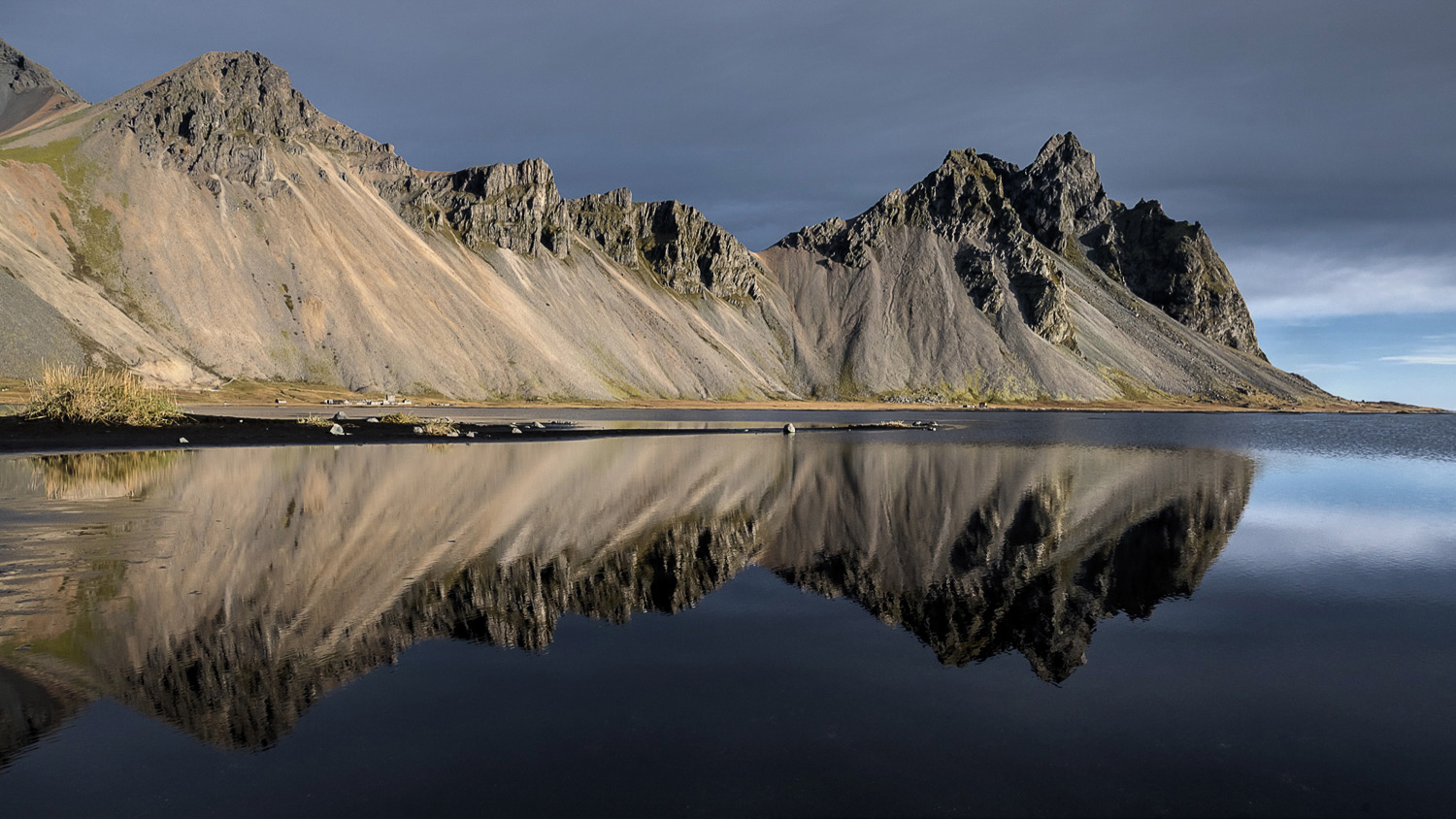 Vestrahorn bei Stokksnes in Island mit klarer Spiegelung im ruhigen Wasser