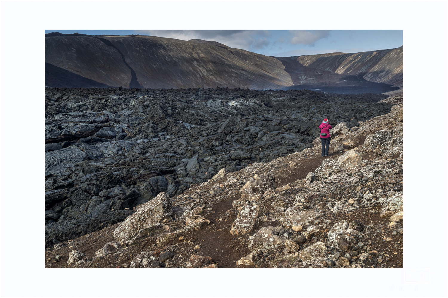 Am letzten Tag unserer Fotoreise haben wie - fast schon traditionell - einen Abstecher zum jüngsten Vulkan Islands gemacht: dem Fa­gra­dalsfjall. Der Ausbruch im März 2021 hat eine Menge Lava produziert, die ausgedehnten Lavafelder rauchen immer noch.