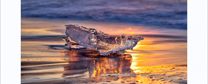 Wie Diamanten strahlen die Eisbrocken am Diamond Beach, Island.