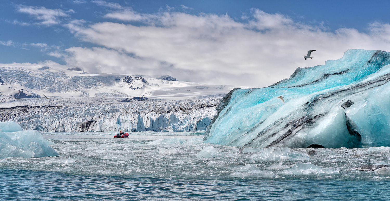 Jökulsárlón Gletscherlagune – Drohnenregeln in Island Jökulsárlón Gletscherlagune in Island mit Eisbergen und Zodiac-Boot vor dem Breiðamerkurjökull